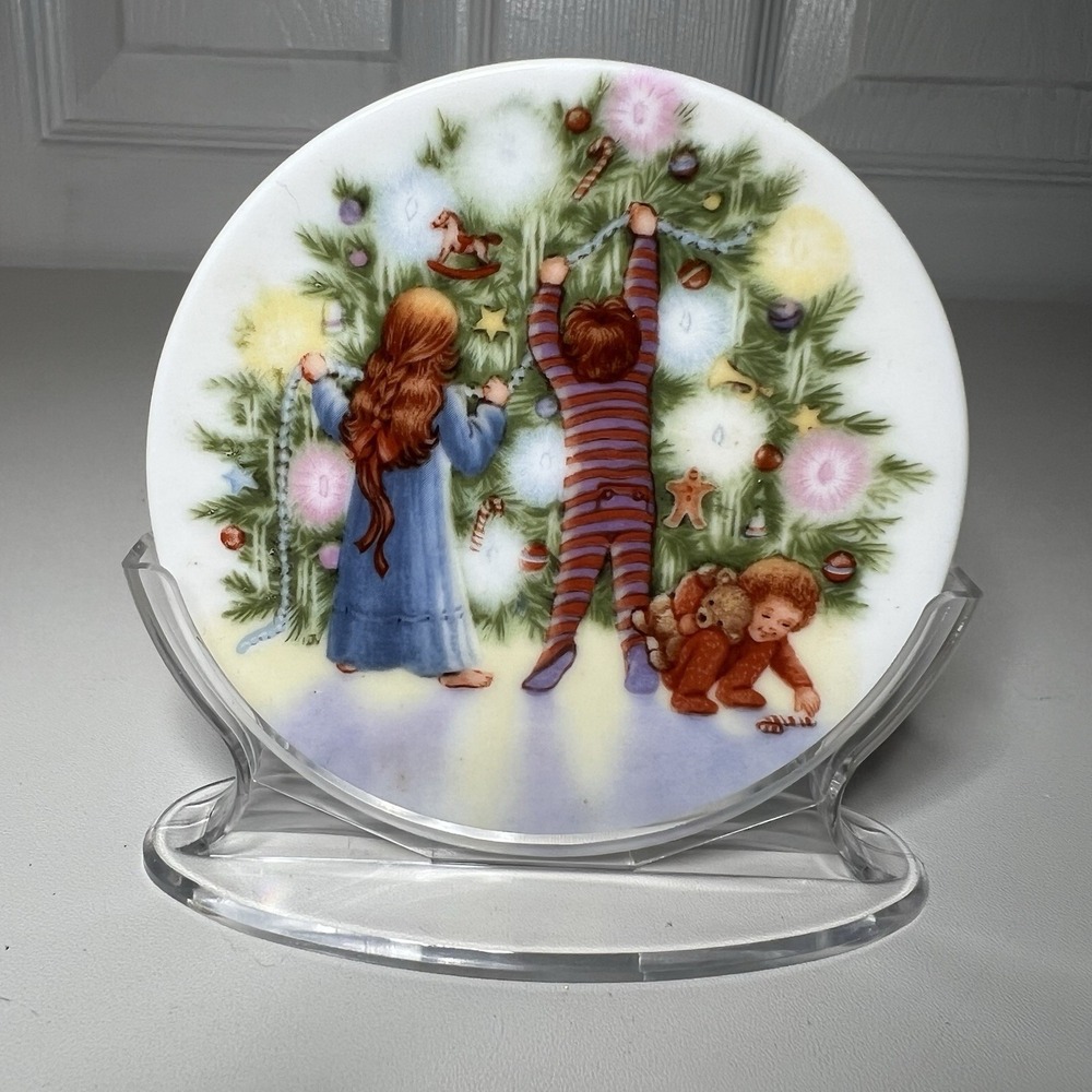 Hallmark 1987 "Light Shines at Christmas" fine porcelain plate